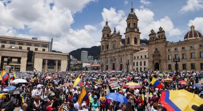 En Colombia, la oposición al Gobierno de Gustavo Petro organizó una marcha de protesta.