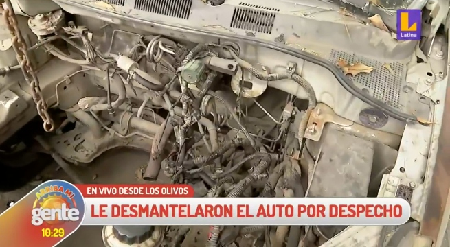 Los Olivos: Desmantelan auto a mujer