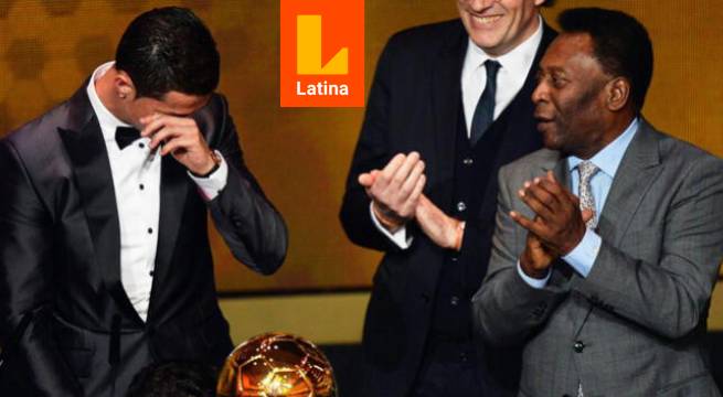 Pelé le entregó el Balón de Oro a Cristiano Ronaldo.