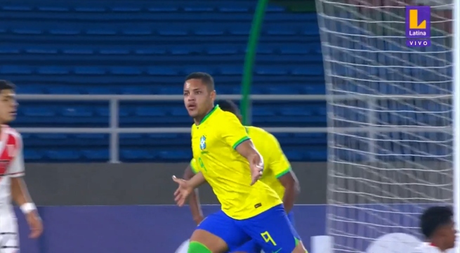 Vitor Roque marca el primer gol para Brasil
