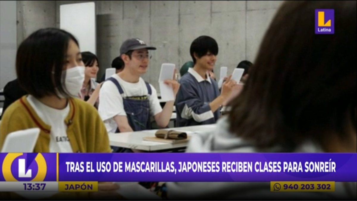 Japoneses reciben clases para sonreír tras el uso de las mascarillas