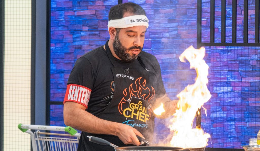 hombre cocinando con fuego