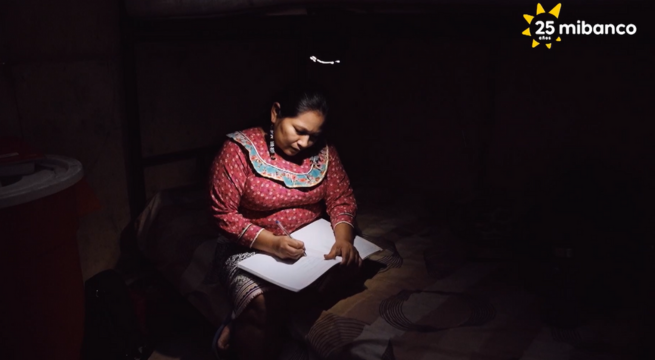 mujer estudia gracias a Mibanco